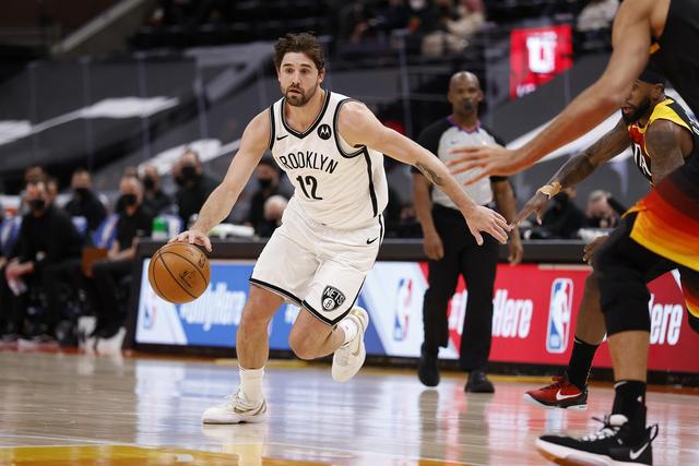 王哲林35+16上海胜同曦 贺希宁31分深圳胜北控